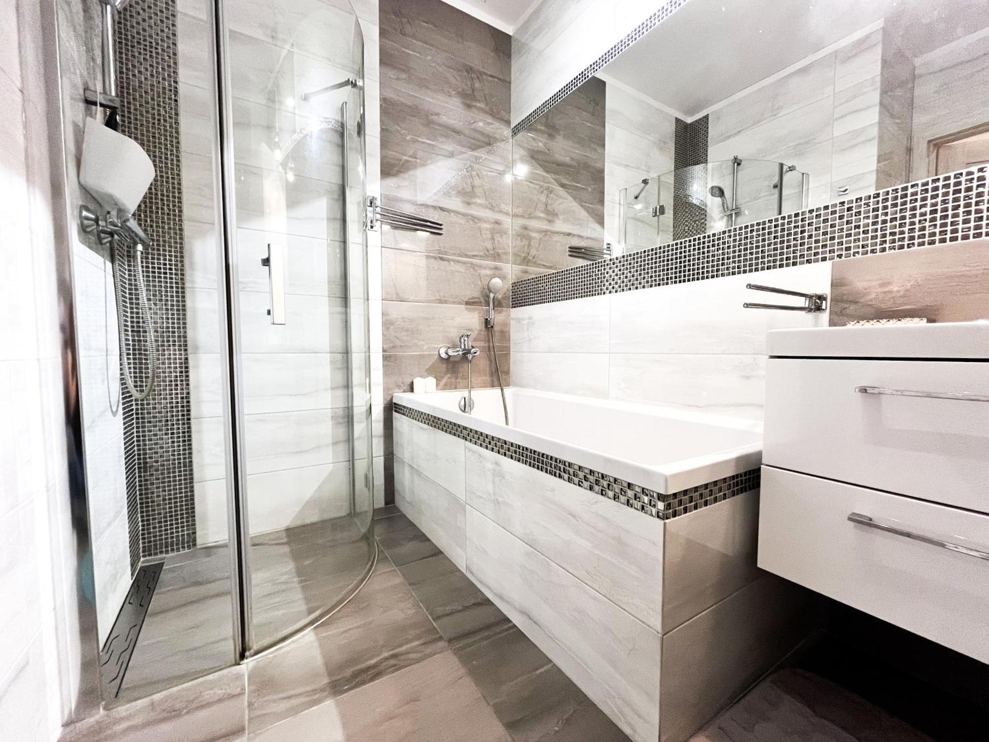 Ferienwohnung Walk To Park, Modern 2Bd Kitchen! Balcony, Parking Breslau Exterior foto